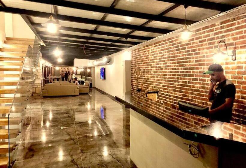 Victoria Hotel And Lounge