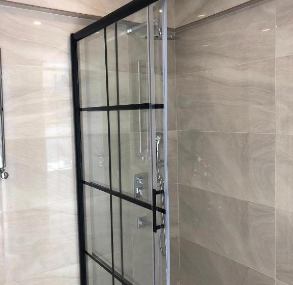 Victoria Hotel And Lounge