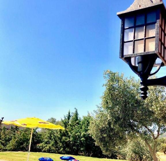 Victoria Hotel And Lounge