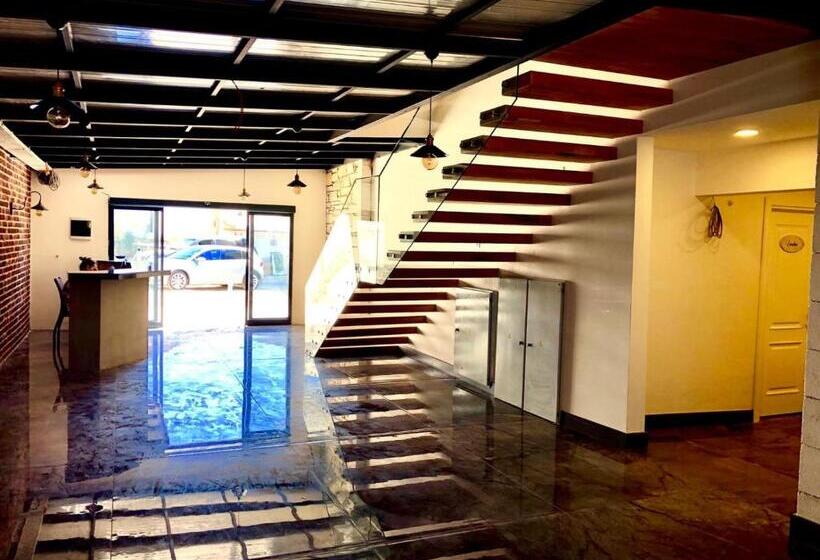 Victoria Hotel And Lounge