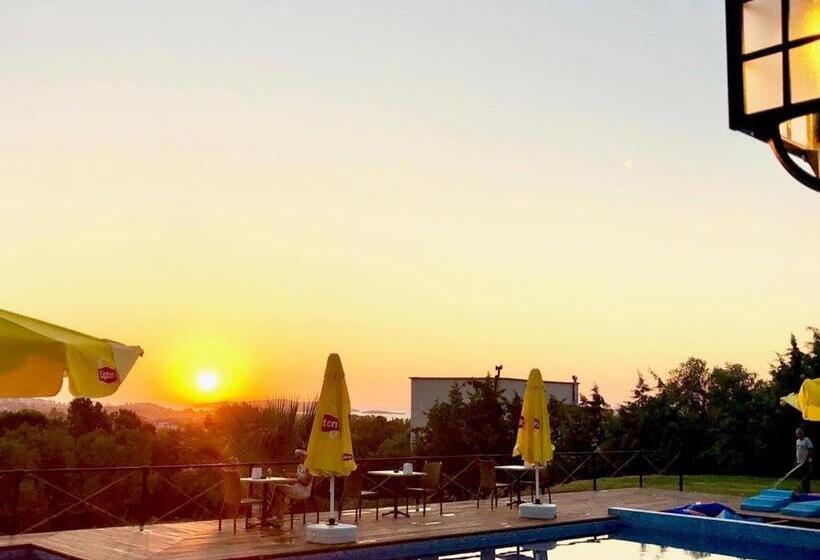 Victoria Hotel And Lounge