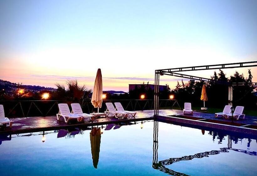 Victoria Hotel And Lounge