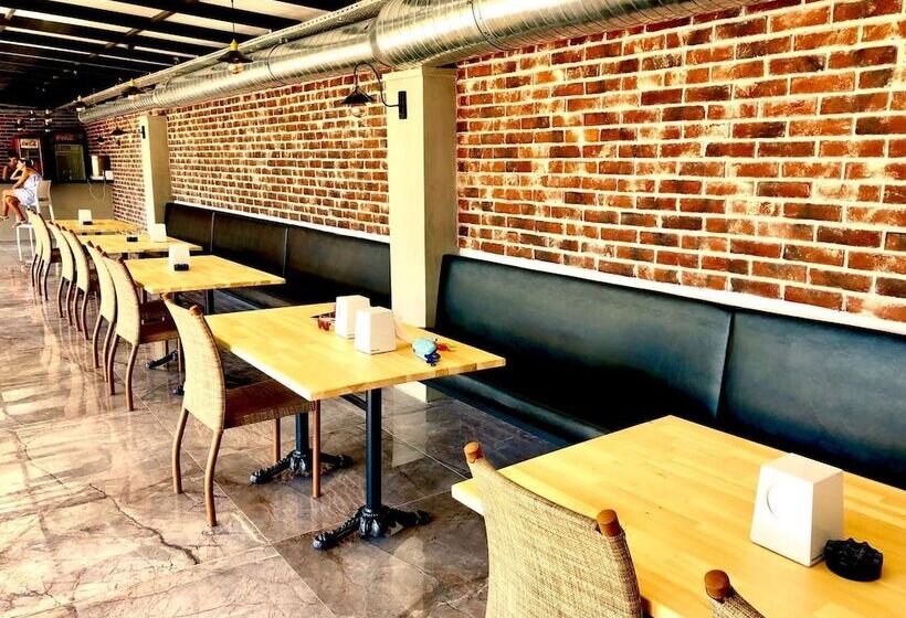 Victoria Hotel And Lounge