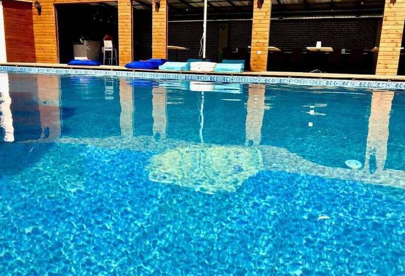 Victoria Hotel And Lounge