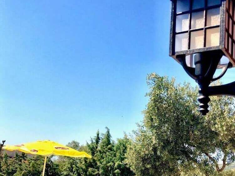 Victoria Hotel And Lounge