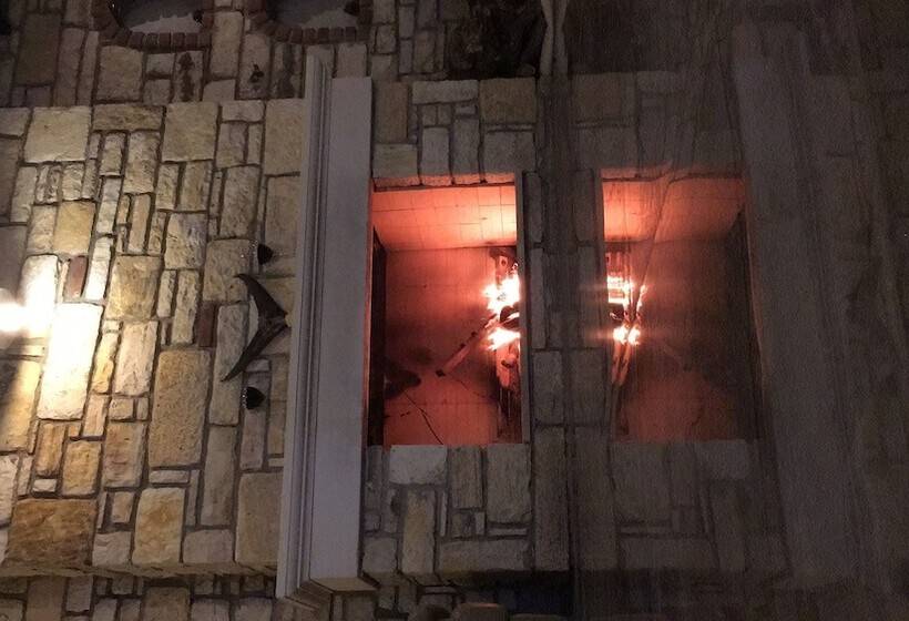 Victoria Hotel And Lounge