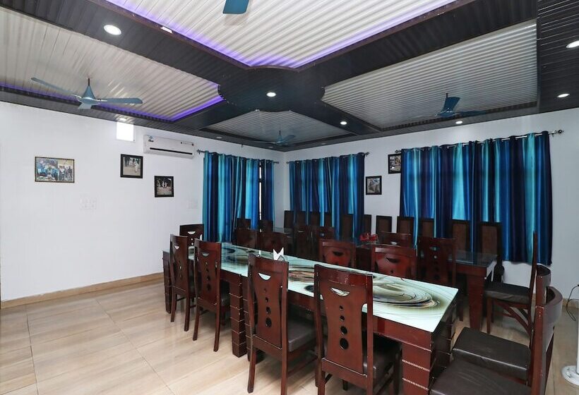 בית מלון כפרי Oyo 28838 Brv Resorts