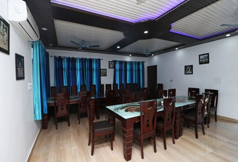 בית מלון כפרי Oyo 28838 Brv Resorts