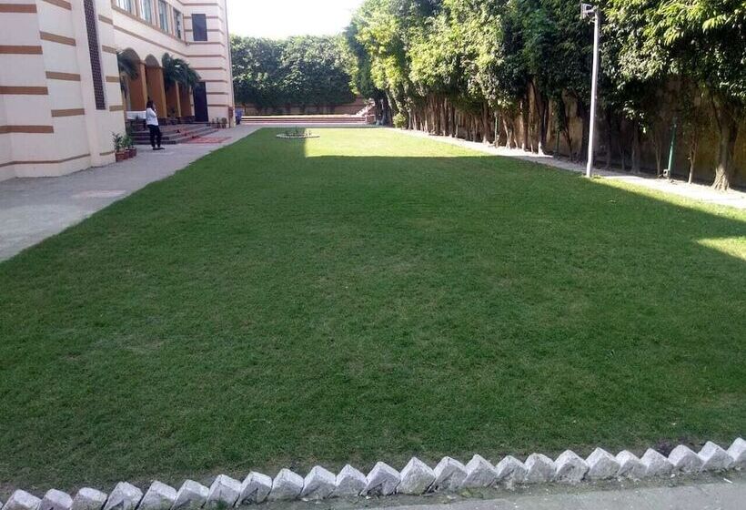 בית מלון כפרי Rudra Continental Rudrapur