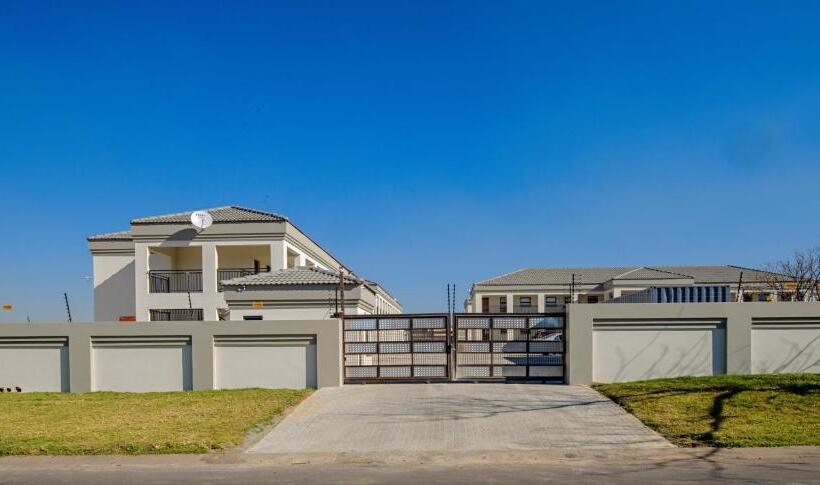 Пансион Zimbali Heights  Krokodil Avenue