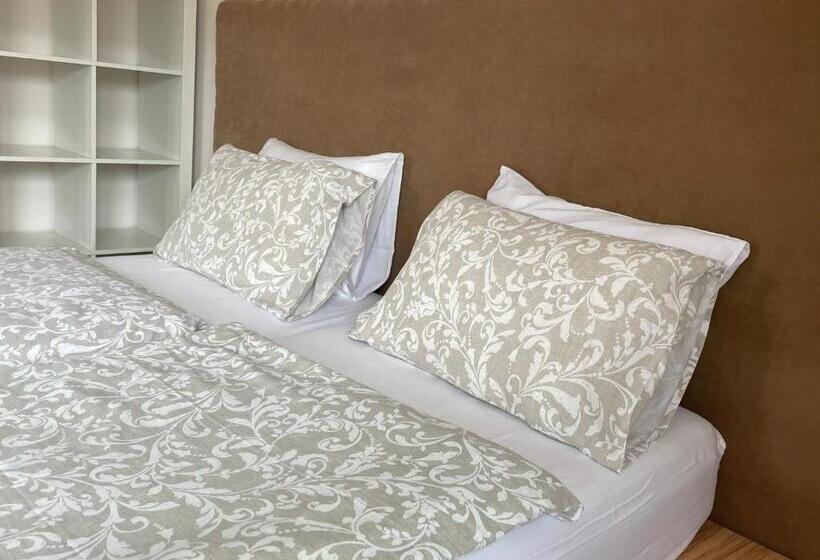 تختخواب و صبحانه Angelo