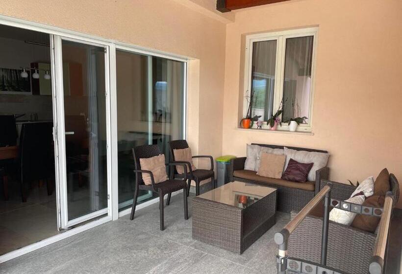 تختخواب و صبحانه Angelo