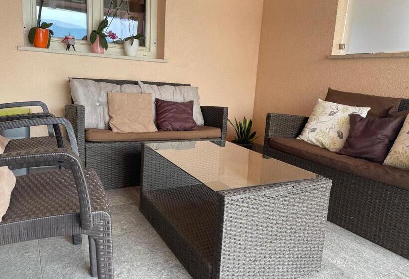 تختخواب و صبحانه Angelo