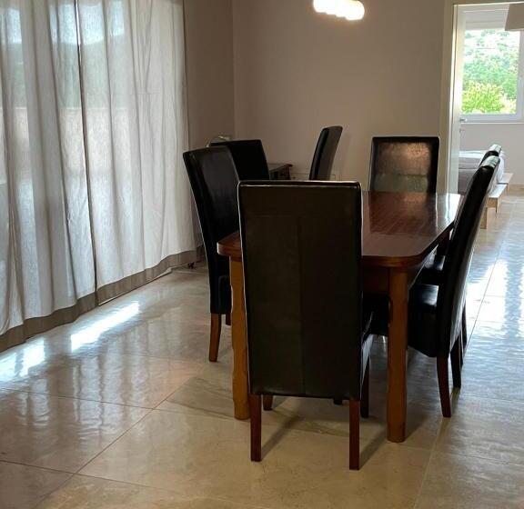 تختخواب و صبحانه Angelo