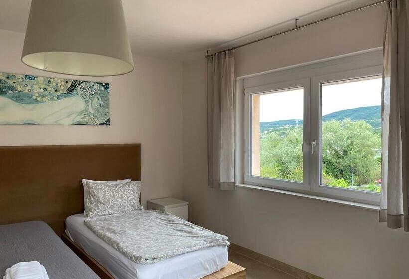 تختخواب و صبحانه Angelo