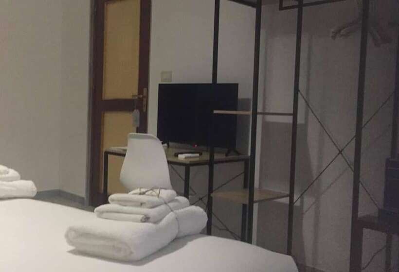 פנסיון Gatto Bianco Picone 19