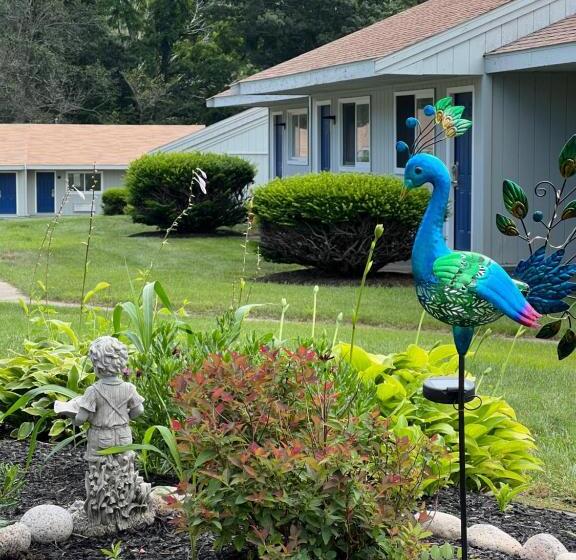 Captain's Lodge Motel