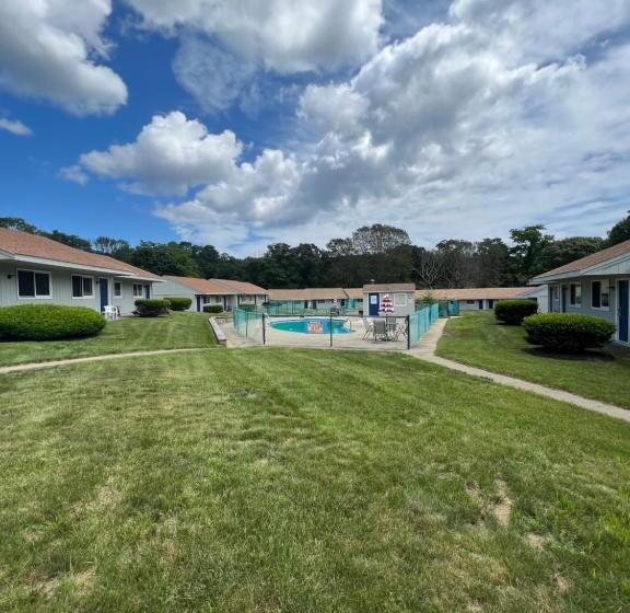 Captain's Lodge Motel