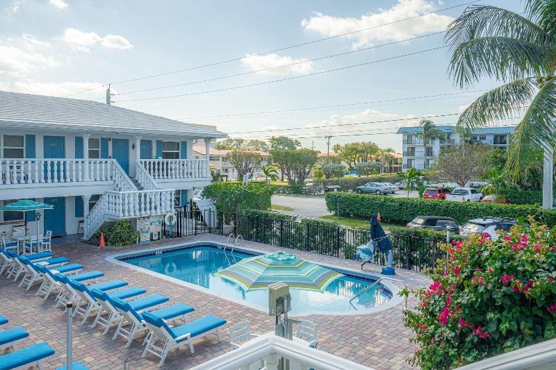 Carriage House Resort Motel