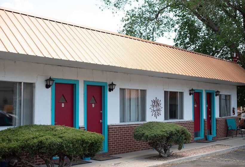 Circle R Motel