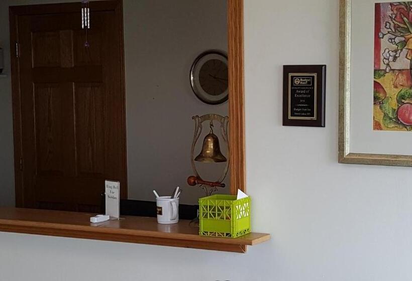 فندق Budget Host Inn