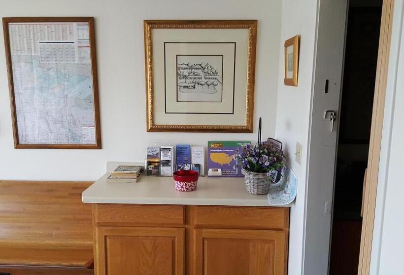 호텔 Budget Host Inn