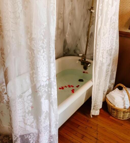 فندق Calderwood Inn