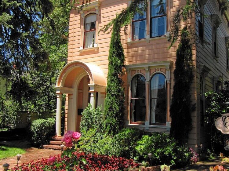 فندق Camellia Inn