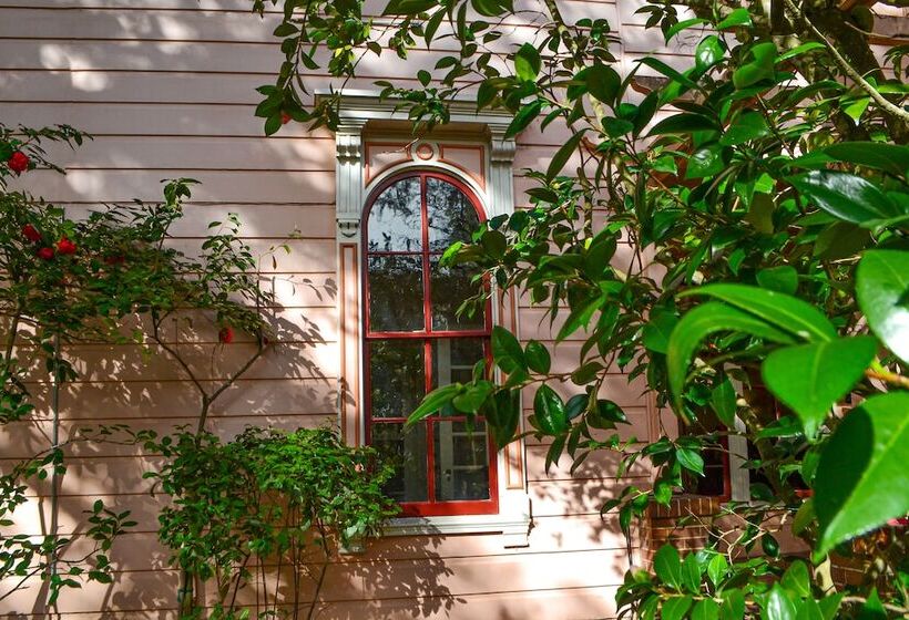 فندق Camellia Inn