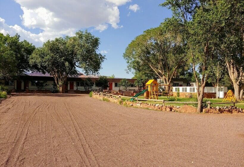 בית מלון כפרי Capitol Reef Inn & Cafe