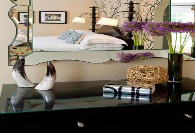 فندق Captain Fairfield Inn