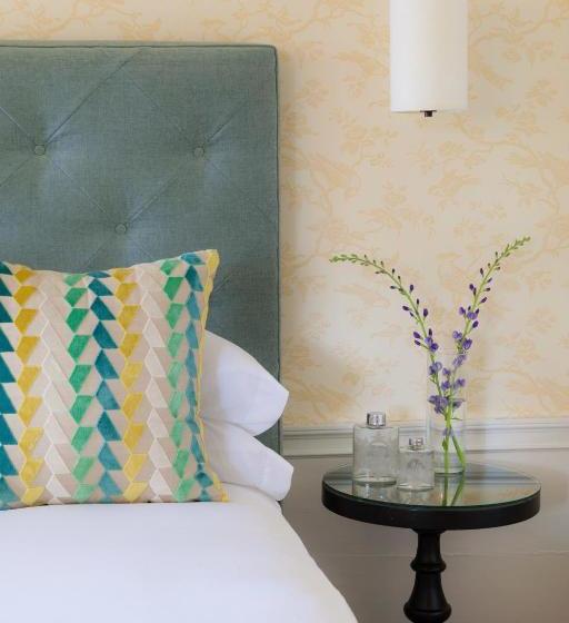 فندق Captain Fairfield Inn