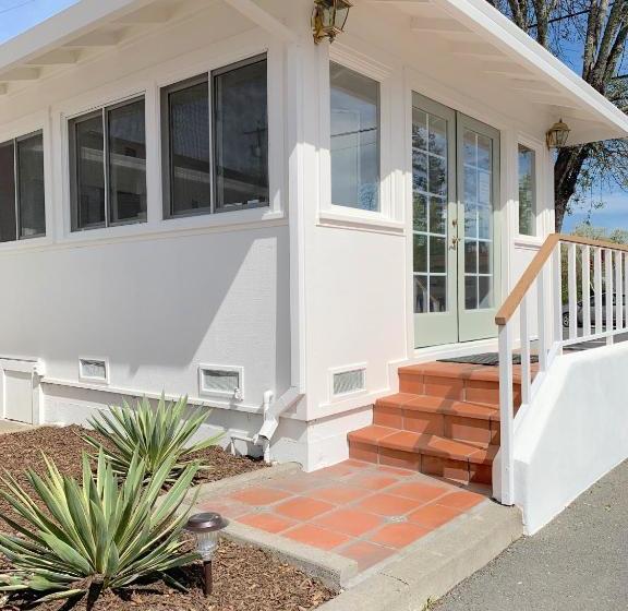 هتل Carlin's Cottage Court