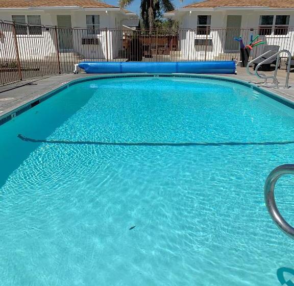 هتل Carlin's Cottage Court