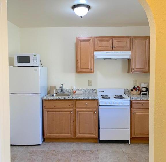 هتل Carlin's Cottage Court