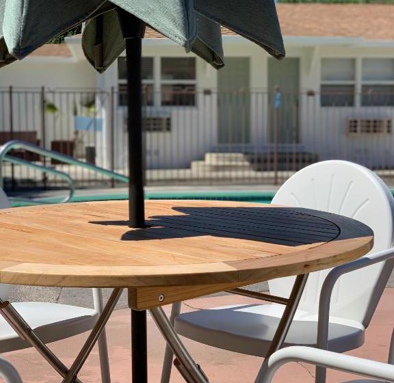 هتل Carlin's Cottage Court