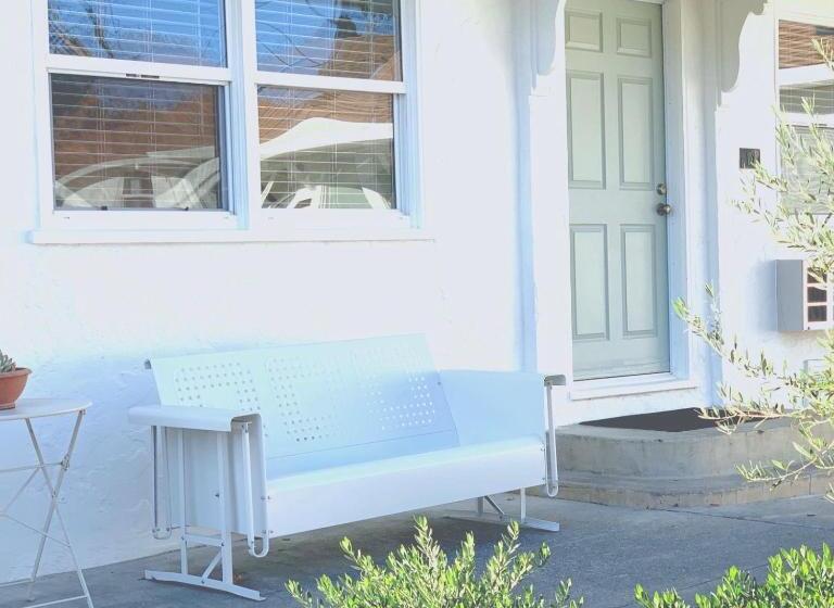 هتل Carlin's Cottage Court