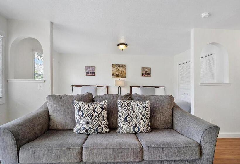 هتل Carlin's Cottage Court