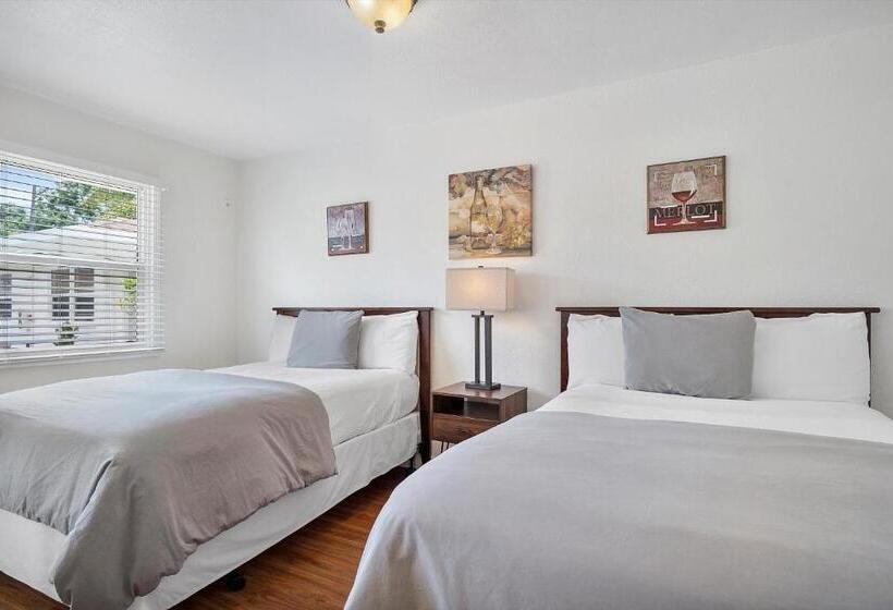 هتل Carlin's Cottage Court