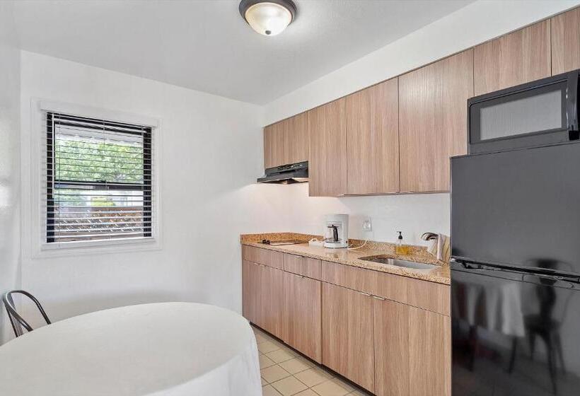 هتل Carlin's Cottage Court