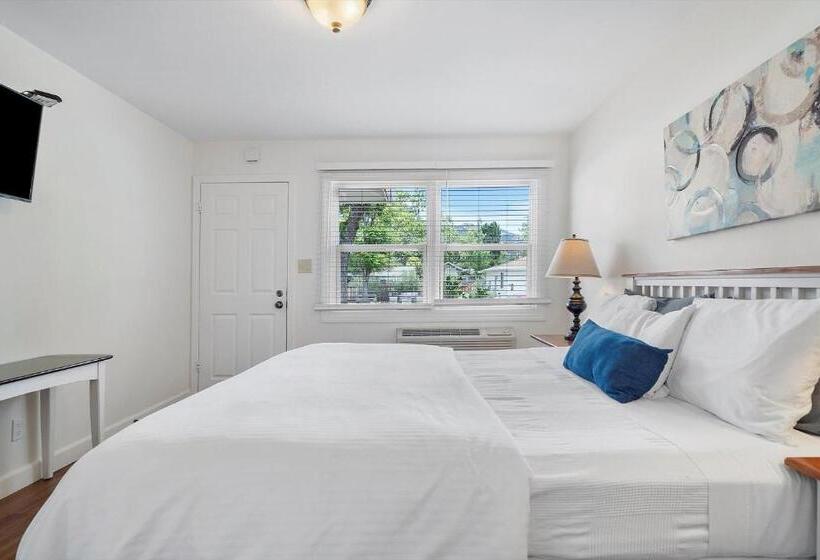 هتل Carlin's Cottage Court