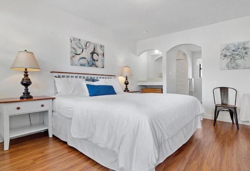 هتل Carlin's Cottage Court