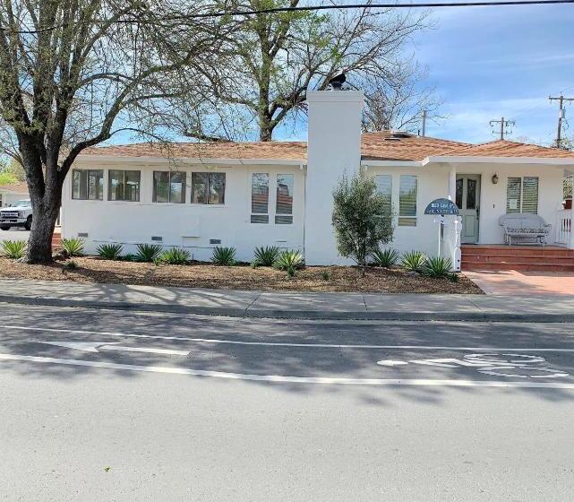 هتل Carlin's Cottage Court