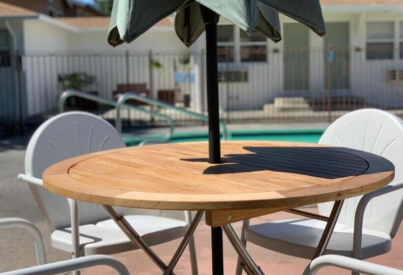 هتل Carlin's Cottage Court