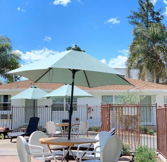 هتل Carlin's Cottage Court