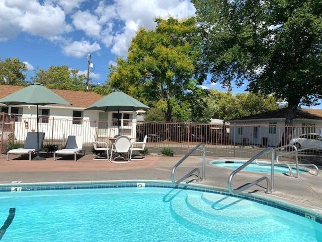 هتل Carlin's Cottage Court