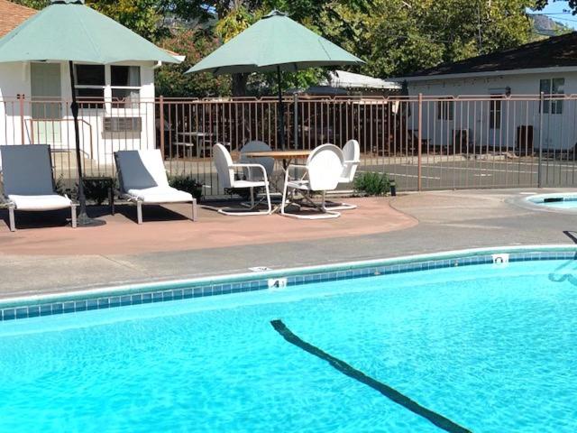 هتل Carlin's Cottage Court