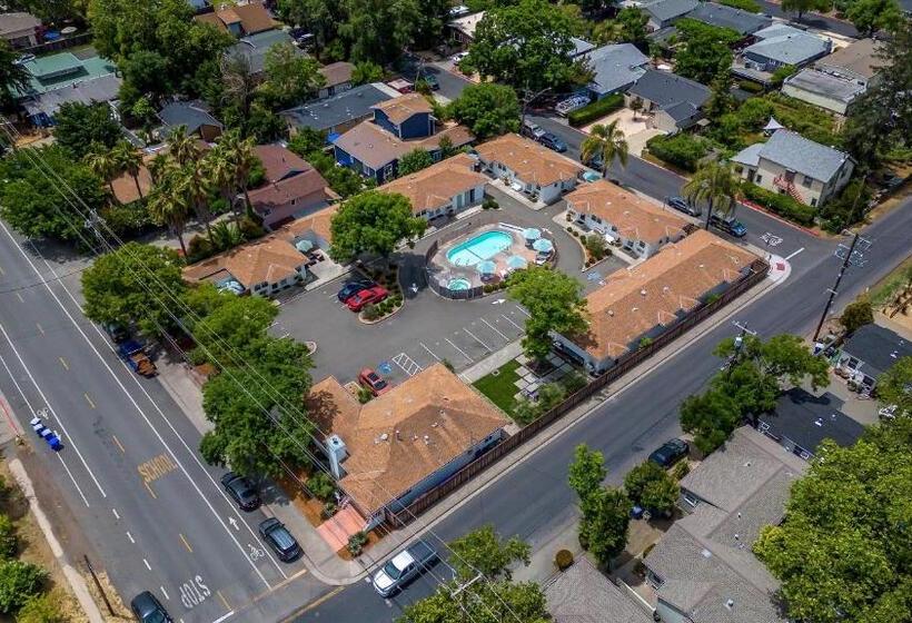 هتل Carlin's Cottage Court