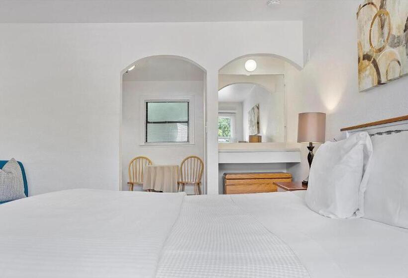 هتل Carlin's Cottage Court