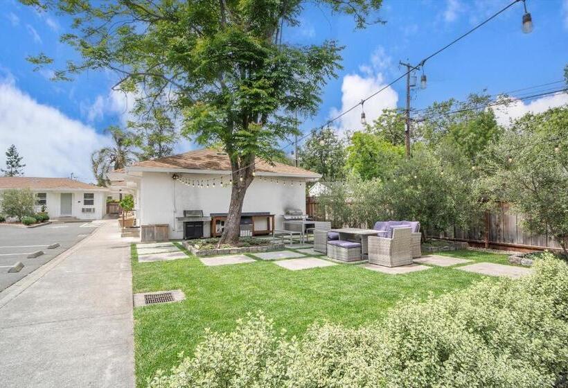 هتل Carlin's Cottage Court